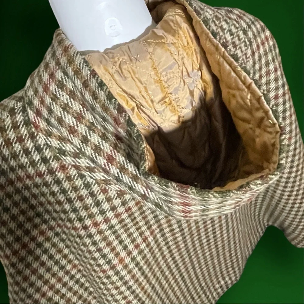 VTG Hooded Golden Quilt Lined Wool Check Cape Ornate Button One Size Heavyweight - Picture 10 of 16